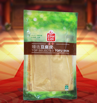 薈食(FINE LIFE)臻選豆腐皮產(chǎn)自河南許昌250g每袋，豆腐皮是中國傳統(tǒng)豆制品將新鮮大豆浸泡后，磨漿，濾去豆腐渣，這時的產(chǎn)品就是豆?jié){，然后煮豆?jié){，在其表面會凝固的一層高蛋白質(zhì)含量的薄膜（皮），這層皮就是腐皮。用工具挑起薄膜后掛起，最先挑起的一層皮以片狀鮮吃或曬干，稱為腐皮，口感最滑