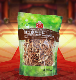 薈食(FINE LIFE)臻選春筍干絲產(chǎn)自福建三明250g每袋，筍干是以筍為原料，通過去殼、蒸煮、壓片、烘干、整形等工藝制取。清流縣加工的“閩筍干”，色澤金黃，呈半透明狀，片寬節(jié)短，肉厚脆嫩，香氣郁郁，稱為“玉蘭片”，是“八閩山珍”之一，在國內(nèi)外名菜佐料中久負盛名。 筍干不僅輔佐名菜，而且有相當?shù)臓I養(yǎng)和藥用價值。泰寧縣加工的筍干是“閩筍干”主要產(chǎn)地之一，色澤金黃，呈半透明狀，片寬節(jié)短，肉厚脆嫩，香氣郁郁，在國內(nèi)外名菜佐料中久負盛名。