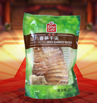 薈食(FINE LIFE)臻選春筍干尖產(chǎn)自福建三明250g每袋，筍干是以筍為原料，通過去殼、蒸煮、壓片、烘干、整形等工藝制取。清流縣加工的“閩筍干”，色澤金黃，呈半透明狀，片寬節(jié)短，肉厚脆嫩，香氣郁郁，稱為“玉蘭片”，是“八閩山珍”之一，在國內(nèi)外名菜佐料中久負盛名。 筍干不僅輔佐名菜，而且有相當?shù)臓I養(yǎng)和藥用價值。泰寧縣加工的筍干是“閩筍干”主要產(chǎn)地之一，色澤金黃，呈半透明狀，片寬節(jié)短，肉厚脆嫩，香氣郁郁，在國內(nèi)外名菜佐料中久負盛名。
