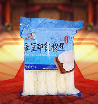 新閩融綠豆即食粉絲產(chǎn)自山東煙臺1kg每袋，精選優(yōu)質(zhì)豌豆淀粉、綠豆淀粉等配料，經(jīng)先進的生產(chǎn)工藝和嚴格的品質(zhì)管理精制而成。柔韌性強，口感爽滑耐嚼，風味獨特，可涼拌、熱炒、火鍋、油炸等方法制作出多種菜肴。本品內(nèi)含有能量、碳水化合物等營養(yǎng)成分，營養(yǎng)價值豐富，深受消費者的喜愛。