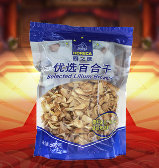 廚之選(HORECA SELECT)優(yōu)選百合干產(chǎn)自甘肅蘭州500g每袋，精選優(yōu)質(zhì)甘肅百合為原料，經(jīng)先進工藝精心制作而成，質(zhì)地細膩，片片均勻，晶瑩剔透。百合的含糖量高，另外大部分是淀粉、蛋白質(zhì)及脂肪等成分，歷來被認為是營養(yǎng)價值較高的佳品?？芍谱鞲鞣N菜肴，也可用來煲粥，在制作甜品時可同枸杞、紅棗一起煲糖水，味道更佳，是您健康的好選擇。
