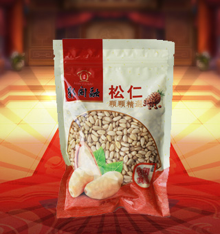 新閩融松仁產(chǎn)自吉林松源350g每袋，精選優(yōu)質(zhì)松仁為原料，經(jīng)先進工藝精心制作而成，粒粒飽滿，天然原味，輕松享受。松仁中富含豐富的蛋白質(zhì)、脂肪、碳水化合物及鈉等微量元素，有助于補充人體所需。采用精美袋式包裝，大氣上檔次，適合開袋即食或煲粥，食法多樣，是你居家生活的必備選擇。