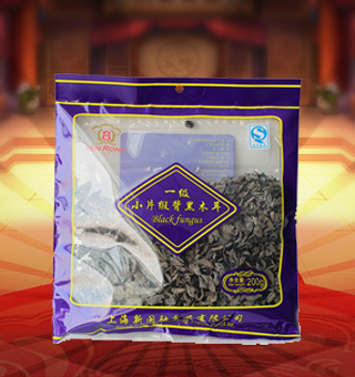 新閩融一級小片緞背黑木耳產(chǎn)自吉林省吉林市200g每袋，緞背黑木耳中含有一種成分能抑制血小板聚集，能降低血液濃度，保持血液流動暢通，每天泡發(fā)10到15克緞背黑木耳食用，即可以起到抗血小板聚集，抗凝和降低膽固醇的作用，有利于高脂血癥，動脈硬化和冠心病防治，血液粘稠度高，血膽固醇高的老年人常吃黑木耳可以預(yù)防腦血栓和心肌梗死。