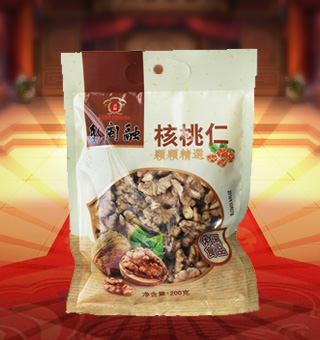 新閩融核桃仁產(chǎn)自云南大理200g每袋，精選優(yōu)質(zhì)云南大理核桃仁為原料，經(jīng)先進工藝精心制作而成，粒粒飽滿，天然原味，輕松享受。廚之選優(yōu)選核桃仁中富含豐富的蛋白質(zhì)、脂肪、碳水化合物及鈉等微量元素，有助于補充人體所需。采用精美袋式包裝，大氣上檔次，適合開袋即食或煲粥，煲湯，食法多樣，是你居家生活的必備選擇。