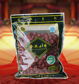 閩融金絲小棗產(chǎn)自河北滄州908g每袋，精選優(yōu)質(zhì)河北滄州紅棗為原料，經(jīng)先進(jìn)工藝精心制作而成，選料新鮮，甘甜清香，輕松享受。金絲棗中富含豐富的蛋白質(zhì)、脂肪、碳水化合物及鈉等微量元素，有助于補(bǔ)充人體所需。采用精美袋式包裝，大氣上檔次，適合煮粥、煲湯、泡水等，食法多樣，是你居家生活的必備選擇。