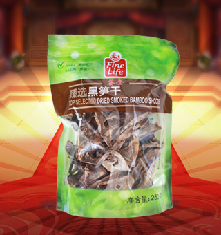 薈食(FINE LIFE)臻選黑筍干產(chǎn)自浙江杭州250g每袋，黑筍(也稱剖筍)是以筍為原料,通過去殼、蒸煮、烘烤等工藝制取。黑筍雖不如明筍外觀好看,但吃起來口味、營養(yǎng)一點也不比明筍差。它有股熏烤的香味。黑筍干選用優(yōu)質(zhì)鮮筍精制而成。品質(zhì)純正,風味獨特。具有健胃、消食、減肥、美容、抗衰老功能。 烏筍干有三個品種，做法稍有不同，但都用木柴燒培而成。