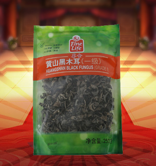 薈食(FINE LIFE)一級黃山黑木耳產(chǎn)自安徽黃山250g每袋，精選新鮮食用木耳，從采摘、加工、包裝都經(jīng)過嚴(yán)格的食用消毒檢驗(yàn)，衛(wèi)生安全，放心食用?？诟邢愦喔挥袕椥?，食用價(jià)值高，可用來配菜、涼拌、搭配煲湯、小炒等，多種吃法，多種營養(yǎng)選擇。采用透明的塑料包裝，大氣美觀，新鮮清晰可見，方便消費(fèi)者們的選購，質(zhì)量保證，放心購買。