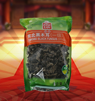 薈食(FINE LIFE)一級東北黑木耳產(chǎn)自黑龍江牡丹江250g每袋，精選新鮮食用木耳，從采摘、加工、包裝都經(jīng)過嚴(yán)格的食用消毒檢驗(yàn)，衛(wèi)生安全，放心食用?？诟邢愦喔挥袕椥?，食用價(jià)值高，可用來配菜、涼拌、搭配煲湯、小炒等，多種吃法，多種營養(yǎng)選擇。采用透明的塑料包裝，大氣美觀，新鮮清晰可見，方便消費(fèi)者們的選購，質(zhì)量保證，放心購買。