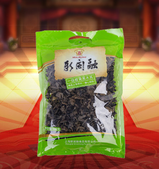 新閩融一級緞背黑木耳產(chǎn)自河南駐馬店180g每袋，精選優(yōu)質(zhì)片狀銀耳經(jīng)過領(lǐng)先工藝烘干而成，衛(wèi)生安全，色澤乳白色，半透明，柔軟有彈性。可直接與肉絲爆炒、與枸杞、紅棗煲湯，或作為佐料，葷素皆宜，食法多樣，是一道美味食材。采用透明的塑料包裝，大氣美觀，新鮮清晰可見，方便消費(fèi)者們的選購，質(zhì)量保證，放心購買。