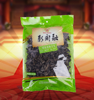 新閩融一級緞背黑木耳產(chǎn)自河南駐馬店180g每袋，精選優(yōu)質(zhì)片狀銀耳經(jīng)過領(lǐng)先工藝烘干而成，衛(wèi)生安全，色澤乳白色，半透明，柔軟有彈性?？芍苯优c肉絲爆炒、與枸杞、紅棗煲湯，或作為佐料，葷素皆宜，食法多樣，是一道美味食材。采用透明的塑料包裝，大氣美觀，新鮮清晰可見，方便消費(fèi)者們的選購，質(zhì)量保證，放心購買。