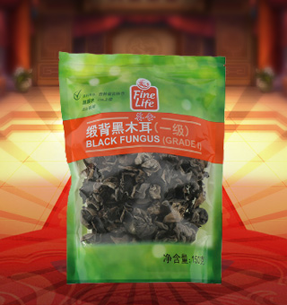 薈食(FINE LIFE)一級緞背黑木耳產(chǎn)自吉林省吉林市150g每袋，精選新鮮食用木耳，從采摘、加工、包裝都經(jīng)過嚴(yán)格的食用消毒檢驗(yàn)，衛(wèi)生安全，放心食用?？诟邢愦喔挥袕椥?，食用價(jià)值高，可用來配菜、涼拌、搭配煲湯、小炒等，多種吃法，多種營養(yǎng)選擇。采用透明的塑料包裝，大氣美觀，新鮮清晰可見，方便消費(fèi)者們的選購，質(zhì)量保證，放心購買。
