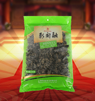 新閩融一級緞背黑木耳產(chǎn)自吉林省吉林市250g每袋，精選優(yōu)質(zhì)原材料，綠色種植，陽光充沛，人工采摘篩選，品質(zhì)保證，不添加任何防腐劑與人工色素。安全衛(wèi)生，色澤鮮亮，口感細(xì)膩香醇，是家庭、賓館、餐廳、席間的上等佐料，保留了豐富的營養(yǎng)成分。采取透明包裝，新鮮清晰可見，干凈衛(wèi)生，方便存放冷藏，方便消費(fèi)者們的選購，安全健康，放心購買。