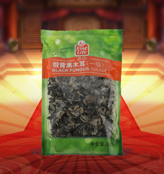 薈食(FINE LIFE)一級緞背黑木耳產(chǎn)自吉林省吉林市250g每袋，精選新鮮食用木耳，從采摘、加工、包裝都經(jīng)過嚴(yán)格的食用消毒檢驗(yàn)，衛(wèi)生安全，放心食用。口感香脆富有彈性，食用價(jià)值高，可用來配菜、涼拌、搭配煲湯、小炒等，多種吃法，多種營養(yǎng)選擇。采用透明的塑料包裝，大氣美觀，新鮮清晰可見，方便消費(fèi)者們的選購，質(zhì)量保證，放心購買。