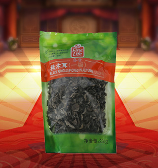 薈食(FINE LIFE)一級秋木耳產(chǎn)自吉林省吉林市250g每袋，精選新鮮食用木耳，從采摘、加工、包裝都經(jīng)過嚴(yán)格的食用消毒檢驗(yàn)，衛(wèi)生安全，放心食用。口感香脆富有彈性，食用價(jià)值高，可用來配菜、涼拌、搭配煲湯、小炒等，多種吃法，多種營養(yǎng)選擇。采用透明的塑料包裝，大氣美觀，新鮮清晰可見，方便消費(fèi)者們的選購，質(zhì)量保證，放心購買。