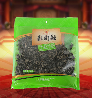 新閩融一級小片緞背黑木耳產(chǎn)自吉林省吉林市250g每袋，精選優(yōu)質(zhì)原材料，綠色種植，陽光充沛，人工采摘篩選，品質(zhì)保證，不添加任何防腐劑與人工色素。安全衛(wèi)生，色澤鮮亮，口感細(xì)膩香醇，是家庭、賓館、餐廳、席間的上等佐料，保留了豐富的營養(yǎng)成分。采取透明包裝，新鮮清晰可見，干凈衛(wèi)生，方便存放冷藏，方便消費(fèi)者們的選購，安全健康，放心購買。