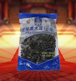 廚之選HS一級緞背黑木耳產(chǎn)自吉林省吉林市500g每袋，精選優(yōu)質(zhì)片狀銀耳經(jīng)過領(lǐng)先工藝烘干而成，衛(wèi)生安全，色澤乳白色，半透明，柔軟有彈性?？芍苯优c肉絲爆炒、與枸杞、紅棗煲湯，或作為佐料，葷素皆宜，食法多樣，是一道美味食材。采用透明的塑料包裝，大氣美觀，新鮮清晰可見，方便消費(fèi)者們的選購，質(zhì)量保證，放心購買。