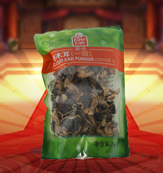 薈食(FINE LIFE)一級秋木耳產(chǎn)自吉林省吉林市250g每袋，精選新鮮食用木耳，從采摘、加工、包裝都經(jīng)過嚴(yán)格的食用消毒檢驗(yàn)，衛(wèi)生安全，放心食用?？诟邢愦喔挥袕椥?，食用價(jià)值高，可用來配菜、涼拌、搭配煲湯、小炒等，多種吃法，多種營養(yǎng)選擇。采用透明的塑料包裝，大氣美觀，新鮮清晰可見，方便消費(fèi)者們的選購，質(zhì)量保證，放心購買。