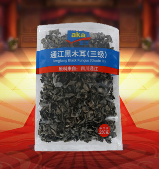 宜客(AKA)三級通江黑木耳產(chǎn)自四川通江250g每袋，精選新鮮食用木耳，從采摘、加工、包裝都經(jīng)過嚴(yán)格的食用消毒檢驗(yàn)，衛(wèi)生安全，放心食用?？诟邢愦喔挥袕椥?，食用價(jià)值高，可用來配菜、涼拌、搭配煲湯、小炒等，多種吃法，多種營養(yǎng)選擇。采用透明的塑料包裝，大氣美觀，新鮮清晰可見，方便消費(fèi)者們的選購，質(zhì)量保證，放心購買。