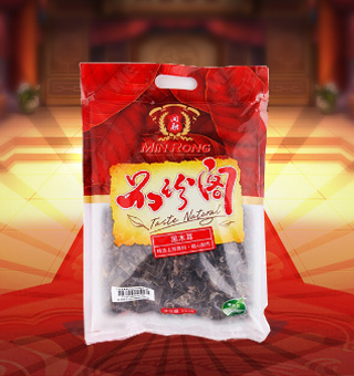 新閩融品珍閣黑木耳產(chǎn)自浙江麗水150g每袋，精選優(yōu)質(zhì)原材料，綠色種植，陽光充沛，人工采摘篩選，品質(zhì)保證，不添加任何防腐劑與人工色素。安全衛(wèi)生，色澤鮮亮，口感細(xì)膩香醇，是家庭、賓館、餐廳、席間的上等佐料，保留了豐富的營養(yǎng)成分。采取透明包裝，新鮮清晰可見，干凈衛(wèi)生，方便存放冷藏，方便消費(fèi)者們的選購，安全健康，放心購買。