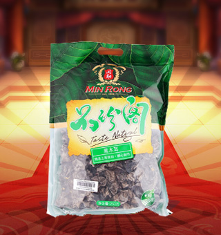 新閩融品珍閣黑木耳產(chǎn)自浙江麗水250g每袋，精選優(yōu)質(zhì)原材料，綠色種植，陽光充沛，人工采摘篩選，品質(zhì)保證，不添加任何防腐劑與人工色素。安全衛(wèi)生，色澤鮮亮，口感細(xì)膩香醇，是家庭、賓館、餐廳、席間的上等佐料，保留了豐富的營養(yǎng)成分。采取透明包裝，新鮮清晰可見，干凈衛(wèi)生，方便存放冷藏，方便消費(fèi)者們的選購，安全健康，放心購買。
