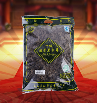 閩融一級緞背黑木耳產(chǎn)自浙江麗水500g每袋，緞背黑木耳，野生又可以人工培植，種子實(shí)體耳狀、葉狀或杯狀，薄、邊緣波浪狀，寬3-10厘米，厚2毫米左右，以側(cè)生的短柄或狹細(xì)的附著部固著于基質(zhì)上。色澤黑褐，質(zhì)地柔軟，味道鮮美，可素可葷，營養(yǎng)豐富。能夠影響血液系統(tǒng)、促進(jìn)免疫功能、影響生物合成。