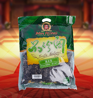 新閩融品珍閣黑木耳產(chǎn)自浙江麗水500g每袋，精選優(yōu)質(zhì)原材料，綠色種植，陽光充沛，人工采摘篩選，品質(zhì)保證，不添加任何防腐劑與人工色素。安全衛(wèi)生，色澤鮮亮，口感細(xì)膩香醇，是家庭、賓館、餐廳、席間的上等佐料，保留了豐富的營養(yǎng)成分。采取透明包裝，新鮮清晰可見，干凈衛(wèi)生，方便存放冷藏，方便消費(fèi)者們的選購，安全健康，放心購買。