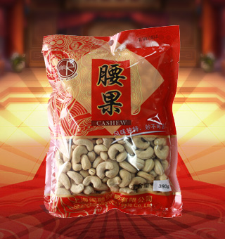 閩融腰果產(chǎn)自廣東佛山380g每袋，果實精挑細選，在成品炒制過程中，只挑選無壞仁的成品果實進行包裝，品質(zhì)保證。腰果中含有豐富蛋白質(zhì)、能量、碳水化合物等微量元素，營養(yǎng)價值很高，老少皆宜佳品。采用精美袋式包裝，美觀大方，食用簡單方便，易于攜帶，深受消費者的喜愛。