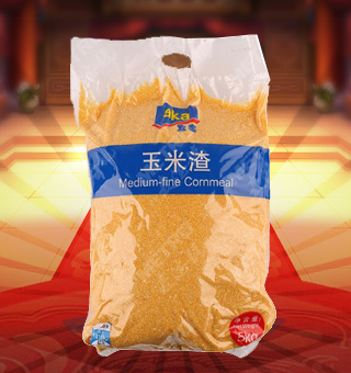 宜客(AKA)玉米渣產(chǎn)自遼寧朝陽(yáng)5kg每袋，本產(chǎn)品精選優(yōu)質(zhì)玉米為主要原料，經(jīng)過(guò)嚴(yán)謹(jǐn)加工工藝精制而成。適用于煮制米粥、米飯，或大米、小米等其它糧食按比例放入制做各種米粥、米飯，也可用于做發(fā)糕、窩頭等食品。本品內(nèi)含有蛋白質(zhì)、能量、碳水化合物、鈉等營(yíng)養(yǎng)成分，營(yíng)養(yǎng)價(jià)值豐富。