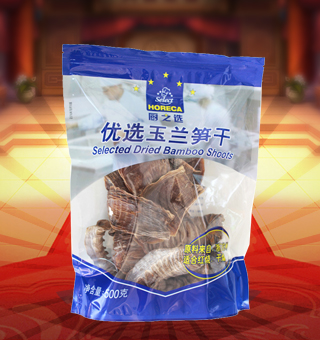 廚之選(HORECA SELECT)優(yōu)選玉蘭筍干產(chǎn)自浙江杭州500g每袋，玉蘭筍干是用鮮嫩的春筍或冬筍經(jīng)加工而成的干制品，由于形狀和色澤很像玉蘭花的花瓣，故稱“玉蘭片”，經(jīng)采摘后，進行蒸、陰干、剝?nèi)ネ鈿ぁ⒃俜湃牒Y內(nèi)進行烘焙。工序皆為粗加工，以得到玉蘭片的好品質(zhì)，不含任何添加劑防腐劑。