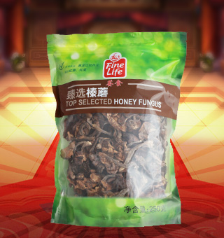 薈食(FINE LIFE)臻選榛蘑產(chǎn)自黑龍江牡丹江250g每袋，榛蘑為真菌植物門真菌蜜環(huán)菌的子實(shí)體。主要分布在黑龍江山區(qū)林區(qū)。被人們稱為“山珍”、“東北第四寶”。榛蘑滑嫩爽口、味道鮮美、營養(yǎng)豐富，被一些發(fā)達(dá)國家列為一類食品。榛蘑呈傘形，淡土黃色，老后棕褐色。榛蘑7～8月生長(zhǎng)在針闊葉樹的干基部、代根、倒木及埋在土中的枝條上。一般多生在淺山區(qū)的榛柴崗上，故而得名“榛蘑”。榛蘑是中國東北特有的山珍之一，和肉蘑一樣，也是極少數(shù)不能人工培育的食用菌之一。