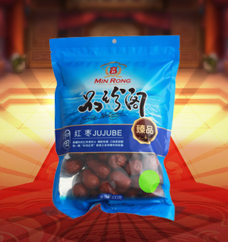 新閩融品珍閣臻品紅棗產(chǎn)自新疆和田500g每袋，和田紅棗是產(chǎn)自新疆和田地區(qū)的紅棗，又名“和田大棗” 和田紅棗以其個(gè)大、皮薄、核小、肉厚、顏色好、干而不皺出名。和田紅棗維生素C含量豐富，高于蘋果含量的七八十倍。 