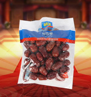 宜客(AKA)和田棗產(chǎn)自新疆和田500g每袋，和田紅棗是產(chǎn)自新疆和田地區(qū)的紅棗，又名“和田大棗” 和田紅棗以其個(gè)大、皮薄、核小、肉厚、顏色好、干而不皺出名。和田紅棗維生素C含量豐富，高于蘋果含量的七八十倍。 