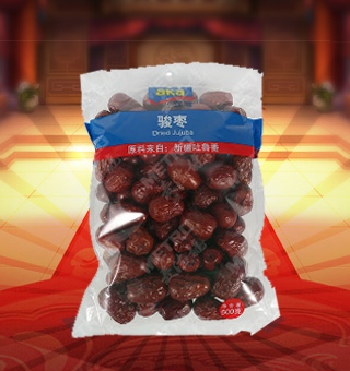 宜客(AKA)駿棗產(chǎn)自新疆吐魯番500g每袋，精選優(yōu)質(zhì)新疆吐魯番紅棗為原料，經(jīng)先進(jìn)工藝精心制作而成，個(gè)大皮薄，核小肉厚，輕松享受。宜客駿棗中富含豐富的蛋白質(zhì)、脂肪、碳水化合物及鈉等微量元素，有助于補(bǔ)充人體所需。采用精美袋式包裝，大氣上檔次，適合煲湯、煲粥、泡水等，食法多樣，是你居家生活的必備選擇。 