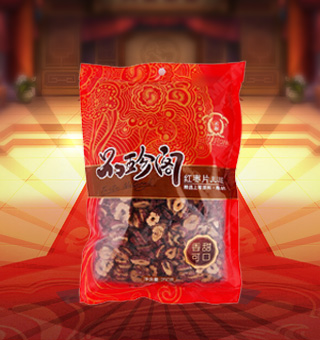 新閩融品珍閣紅棗片產(chǎn)自河南鄭州250g每袋，紅棗中含有豐富的維生素C[6]和環(huán)-磷酸腺苷，能夠促進(jìn)肌膚細(xì)胞的代謝，防止黑色素沉著，讓肌膚越來越潔白細(xì)滑，達(dá)到美白肌膚、祛斑的美容護(hù)膚功效。紅棗會(huì)令面色紅潤(rùn)，因具有養(yǎng)顏補(bǔ)血的作用。 