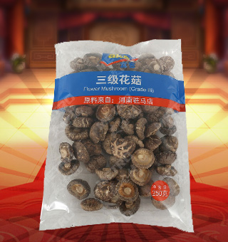 宜客(AKA)三級(jí)花菇產(chǎn)自河南駐馬店250g每袋，精選優(yōu)質(zhì)花菇，經(jīng)先進(jìn)工藝加工而成，其味清香可口，質(zhì)地細(xì)膩，是一種風(fēng)味獨(dú)特的食用菌。將本品用清水洗凈浸泡后，可直接與肉絲爆炒、排骨煲湯，或作為佐料，葷素皆宜本產(chǎn)品采用的是袋裝的包裝方式，包裝較輕，讓您攜帶起來更加的方便自如。