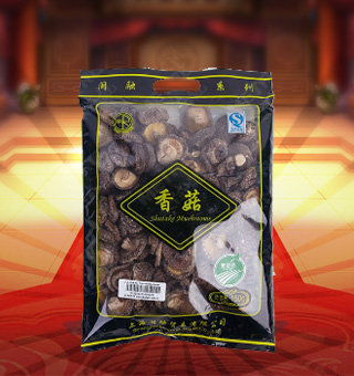 閩融香菇產(chǎn)自浙江麗水150g每袋，香菇又稱香蕈、冬菇，它味道鮮美，香氣沁人，素有“植物皇后”之譽(yù)，是家庭、宴席之美味佳肴。將本品用清水洗凈浸泡后，可直接與肉絲爆炒、排骨煲湯，或作為佐料，葷素皆宜。采用透明的袋式包裝，香菇色澤清晰可見，方便消費(fèi)者們的選購，質(zhì)量有保證，可放心購買。