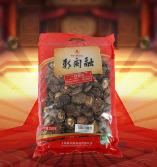 新閩融一級(jí)香菇產(chǎn)自浙江麗水250g每袋，香菇素有山珍之王之稱，是高蛋白、低脂肪的營養(yǎng)保健食品。香菇中麥角甾醇含量很高，對(duì)防治佝僂病有效；香菇多糖（β～1，3葡聚糖）能增強(qiáng)細(xì)胞免疫能力，從而抑制癌細(xì)胞的生長(zhǎng)；香菇含有六大酶類的40多種酶，可以糾正人體酶缺乏癥；香菇中的脂肪所含脂肪酸，對(duì)人體降低血脂有益。