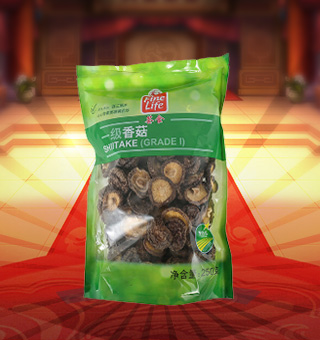 薈食(FINE LIFE)一級(jí)香菇產(chǎn)自浙江麗水250g每袋，香菇又稱香蕈、冬菇，它味道鮮美，香氣沁人，素有“植物皇后”之譽(yù)，是家庭、宴席之美味佳肴。將本品用清水洗凈浸泡后，可直接與肉絲爆炒、排骨煲湯，或作為佐料，葷素皆宜。采用透明的袋式包裝，香菇色澤清晰可見，方便消費(fèi)者們的選購，質(zhì)量有保證，可放心購買。