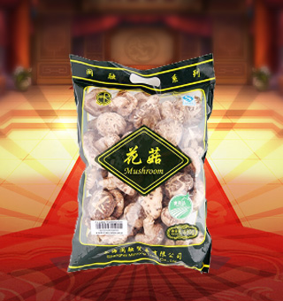 閩融花菇產(chǎn)自浙江麗水400g每袋，花菇是菌中之星?；ü降捻斆娉尸F(xiàn)淡黑色，菇紋開暴花，白色，菇底呈淡黃色?；ü揭蝽斆嬗谢y而得名，肉厚、細(xì)嫩、鮮美，食之有爽口感。