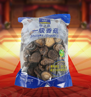 廚之選(HORECA SELECT)一級(jí)香菇產(chǎn)自浙江麗水500g每袋，香菇又稱香蕈、冬菇，它味道鮮美，香氣沁人，素有“植物皇后”之譽(yù)，是家庭、宴席之美味佳肴。將本品用清水洗凈浸泡后，可直接與肉絲爆炒、排骨煲湯，或作為佐料，葷素皆宜。采用透明的袋式包裝，香菇色澤清晰可見，方便消費(fèi)者們的選購，質(zhì)量有保證，可放心購買。