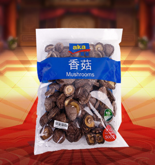 宜客(AKA)香菇產(chǎn)自浙江麗水500g每袋，精選優(yōu)質(zhì)香菇，菇肉肥厚，色澤均勻，厚實(shí)圓潤，自然鮮美，味道純正，方便食用。香菇具有高蛋白、低脂肪和多種維生素等營養(yǎng)成分，可用來配菜、搭配煲湯、小炒等多種吃法。