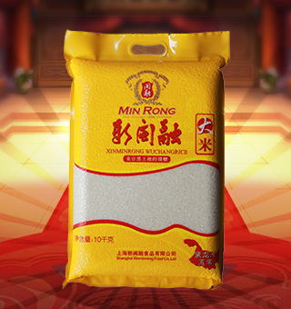 新閩融大米產(chǎn)自黑龍江五常10kg每袋，五常大米受產(chǎn)區(qū)獨特的地理、氣候等因素影響，干物質(zhì)積累多，直鏈淀粉含量適中，支鏈淀粉含量較高。由于水稻成熟期產(chǎn)區(qū)晝夜溫差大，五常稻花香大米中可速溶的雙鏈糖積累較多，對人體健康有益，有助于消化吸收。