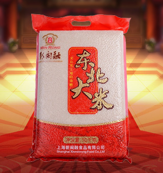 新閩融東北大米產(chǎn)自黑龍江五常10kg每袋，東北大米主要種植于廣大平原地區(qū)，種植在極其肥沃的黑土地中，吸收了足夠的氮、磷、鉀等多種礦物元素，陽光雨露充足，又有純凈無污染的灌溉用水，生長周期一般五個月左右。獨特地域優(yōu)勢，保證了東北大米獨有的高品質(zhì)。