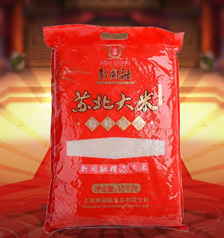 新閩融蘇北大米產(chǎn)自江蘇泰州10kg每袋，蘇北大米的生長周期長、日照充足、淀粉含量高。所產(chǎn)大米具有米粒飽滿，晶瑩剔透，香純綿甜，營養(yǎng)豐富，口感獨特，經(jīng)濟(jì)實惠的特點。