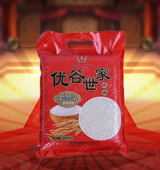 新閩融優(yōu)谷世家大米產(chǎn)自黑龍江五常2.5kg每袋，五常大米顆粒均勻，顏色清白，半透明，有光澤，無雜色。做成米飯后，飯粒晶瑩，透明發(fā)亮。其特色空碗不掛粒、剩飯不回生，就是大米營養(yǎng)價值高、微量元素適中的表現(xiàn)。