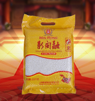 新閩融大米產(chǎn)自黑龍江五常2.5kg每袋，大米，是稻谷經(jīng)清理、礱谷、碾米、成品整理等工序后制成的成品。大米是補(bǔ)充營養(yǎng)素的基礎(chǔ)食物，除了富含碳水化合物外，還含有蛋白質(zhì)、脂肪、維生素及11種礦物質(zhì)，能為人體提供全面的營養(yǎng)，所以被譽(yù)為“五谷之首”。