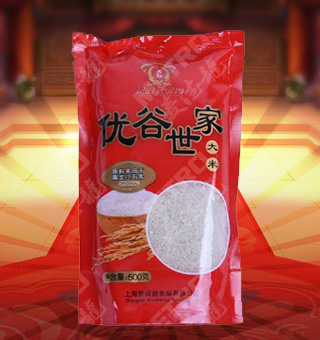 新閩融優(yōu)谷世家五常大米產(chǎn)自黑龍江五常500g每袋，五常大米顆粒均勻，顏色清白，半透明，有光澤，無雜色。做成米飯后，飯粒晶瑩，透明發(fā)亮。其特色空碗不掛粒、剩飯不回生，就是大米營養(yǎng)價值高、微量元素適中的表現(xiàn)。