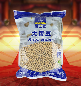 廚之選(HORECA SELECT)大黃豆產(chǎn)自吉林白城2.5kg每袋，適用于烹制米粥，或與大米、小米等其它糧食按比例放入制作各種米粥，是家庭、賓館豐富餐桌的較佳食品。富含多種維生素、礦物質(zhì)及微量元素，有助于人體每日所需，深受廣大消費(fèi)者的認(rèn)可與喜愛(ài)。采用優(yōu)良的包裝材料及嚴(yán)格的密封，保持其口感不變，食用簡(jiǎn)潔衛(wèi)生，儲(chǔ)藏方便。