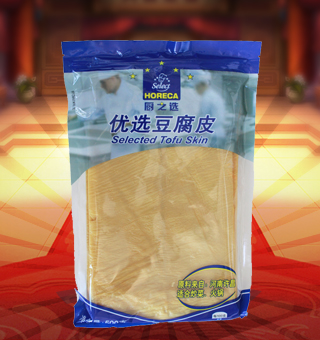 廚之選(HORECA SELECT)優(yōu)選豆腐皮產(chǎn)自河南許昌500g每袋，豆腐皮是中國傳統(tǒng)豆制品將新鮮大豆浸泡后，磨漿，濾去豆腐渣，這時的產(chǎn)品就是豆?jié){，然后煮豆?jié){，在其表面會凝固的一層高蛋白質(zhì)含量的薄膜（皮），這層皮就是腐皮。用工具挑起薄膜后掛起，最先挑起的一層皮以片狀鮮吃或曬干，稱為腐皮，口感最滑。