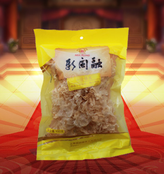 新閩融一級銀耳產(chǎn)自浙江麗水100g每袋，銀耳味甘、淡、性平、無毒，既有補(bǔ)脾開胃的功效，又有益氣清腸、滋陰潤肺的作用。既能增強(qiáng)人體免疫力，又可增強(qiáng)腫瘤患者對放、化療的耐受力。銀耳富有天然植物性膠質(zhì)，外加其具有滋陰的作用，是可以長期服用的良好潤膚食品。
